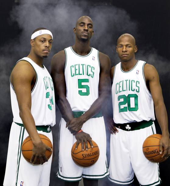 2007, l&#39;anno della svolta: a far compagnia a Pierce a Boston arrivano Kevin Garnett e Ray Allen. I Celtics hanno dei nuovi Big Three e si trasformano nella squadra da battere. Ap